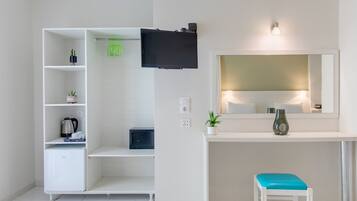 Schreibtisch, Bügeleisen/Bügelbrett, kostenlose Babybetten, Bettwäsche