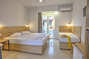 Superior Double or Twin Room | Meja, seterika/papan seterika, katil bayi/kot (percuma), cadar katil 