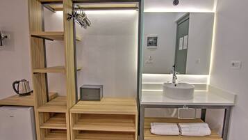 Superior kamer, 1 twee- of 2 eenpersoonsbedden | Badkamer | Gratis toiletartikelen, een haardroger, handdoeken, zeep