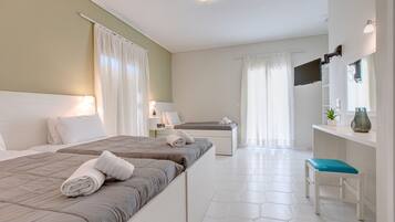 Habitación cuádruple Confort | Escritorio, tabla de planchar con plancha, cunas gratuitas