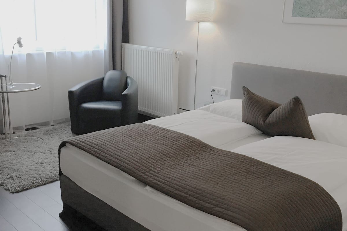 superior double room, 1 double bed, allergy friendly, ground floor (zum innenhof hin) | in-room safe, desk, blackout curtains, soundproofing