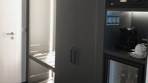 Une cuisine moderne équipée d’un four à micro-ondes, d’une machine à café et d’un réfrigérateur.
