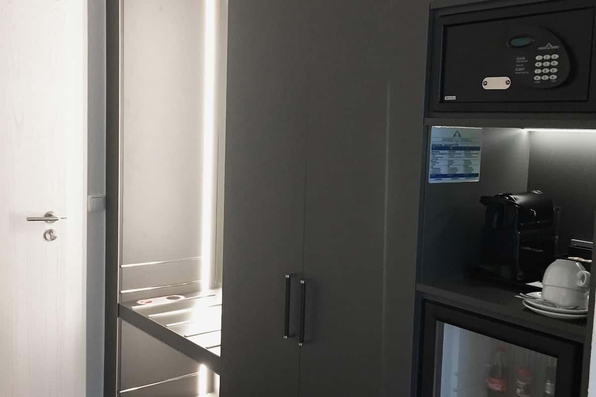 superior double room, 1 double bed, allergy friendly, ground floor (zum innenhof hin) | in-room safe, desk, blackout curtains, soundproofing