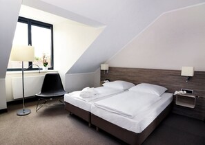 Zimmersafe, Schreibtisch, Verdunkelungsvorhänge, schallisolierte Zimmer