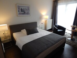 Zimmersafe, Schreibtisch, Verdunkelungsvorhänge, schallisolierte Zimmer