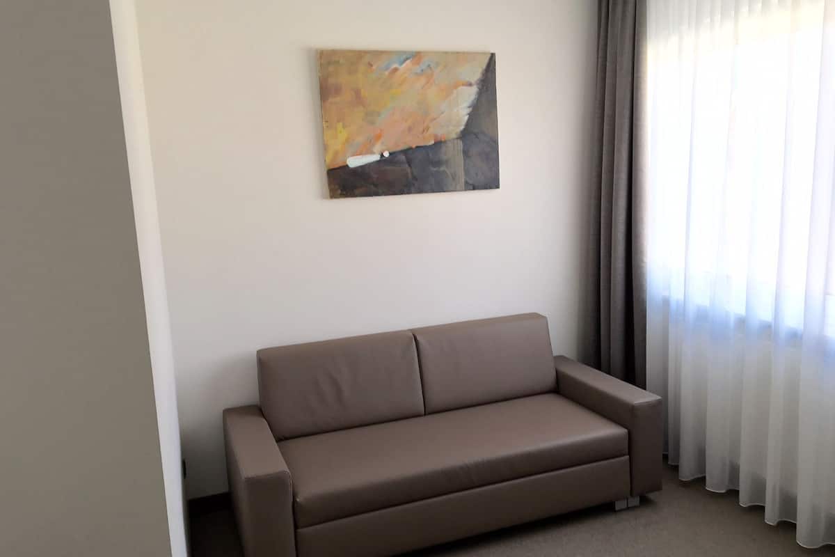 business room, courtyard area | in-room safe, desk, blackout curtains, soundproofing