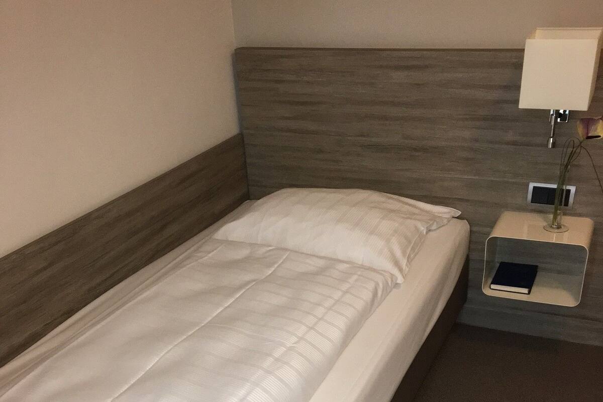 Zimmersafe, Schreibtisch, Verdunkelungsvorhänge, schallisolierte Zimmer