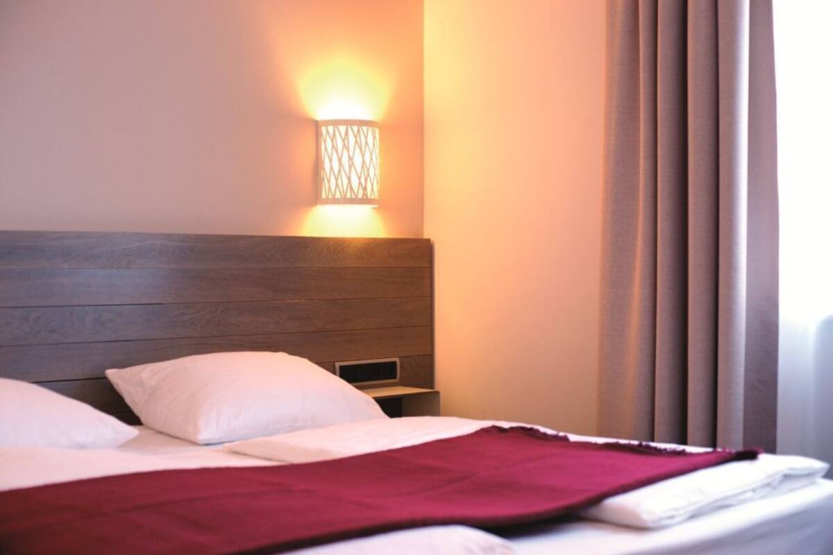 Zimmersafe, Schreibtisch, Verdunkelungsvorhänge, schallisolierte Zimmer