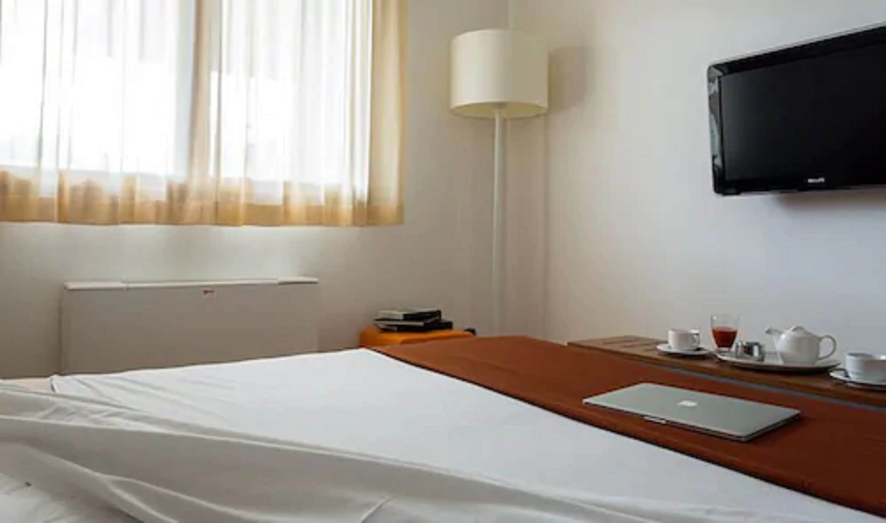 Appartamento, 1 camera da letto (Max 2 People) | Cassaforte in camera, una scrivania, tende oscuranti, insonorizzazione