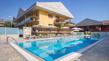 Outdoor pool, sun loungers