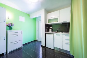 Appartement, 1 chambre, terrasse, vue mer | Cuisine privée | Réfrigérateur, micro-ondes, four, plaque de cuisson