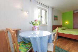 Suite Junior, terrasse, vue mer | Restauration dans la chambre