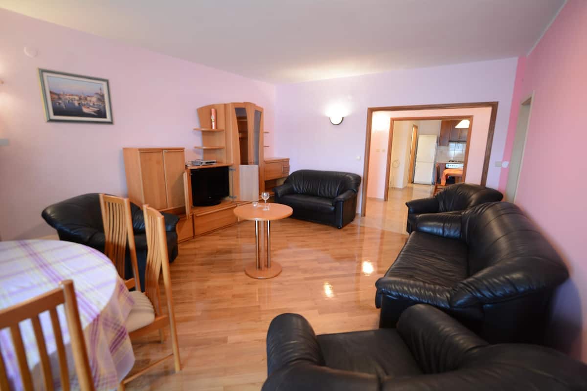 Deluxe appartement, 5 slaapkamers, terras, uitzicht op zee | Woonruimte | Een lcd-televisie