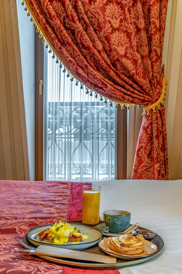 Kahden hengen standard-huone | Minibaari, tallelokero huoneessa, työpöytä, äänieristys