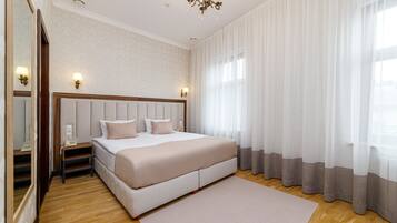 Habitación superior, 1 cama King size | Minibar, caja de seguridad en la habitación y escritorio