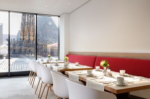 Se ofrece un desayuno bufé todos los días (17 EUR por persona)