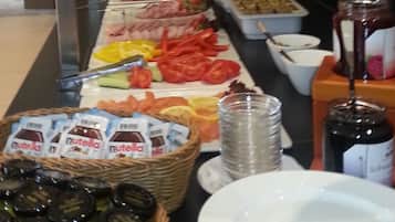 Un bufé con distintos alimentos y salsas.