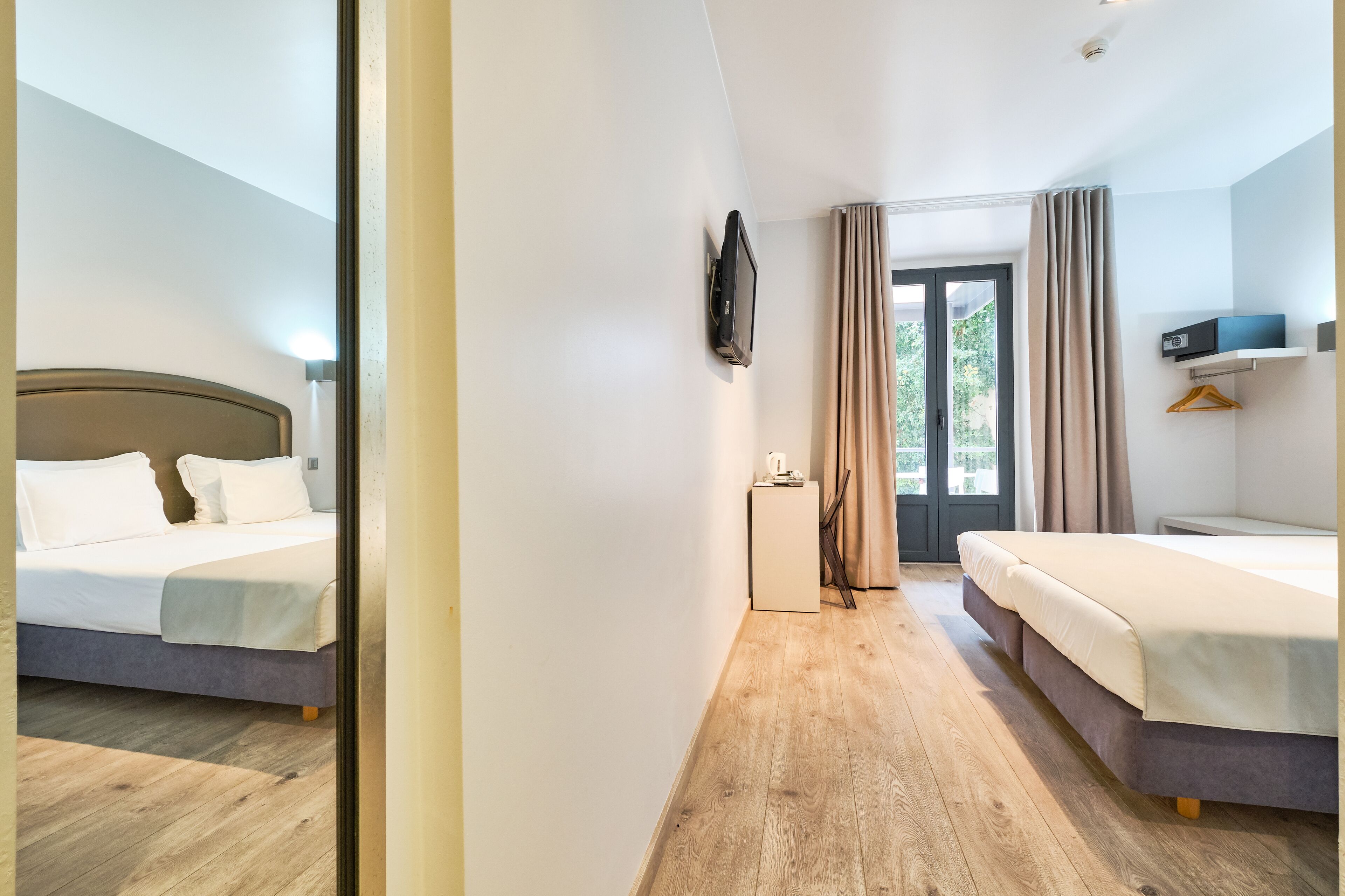 economy double or twin room | hypo-allergenic bedding, in-room safe, desk, laptop workspace