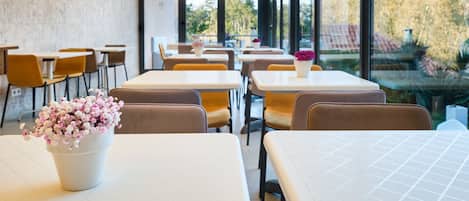 Petit déjeuner continental (10 EUR par personne)