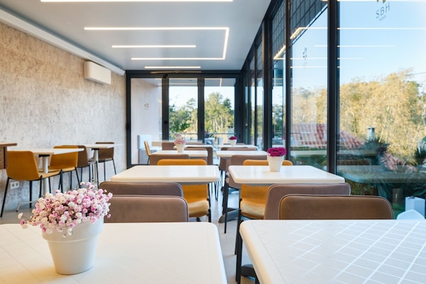 Daily continental breakfast (EUR 10 per person)