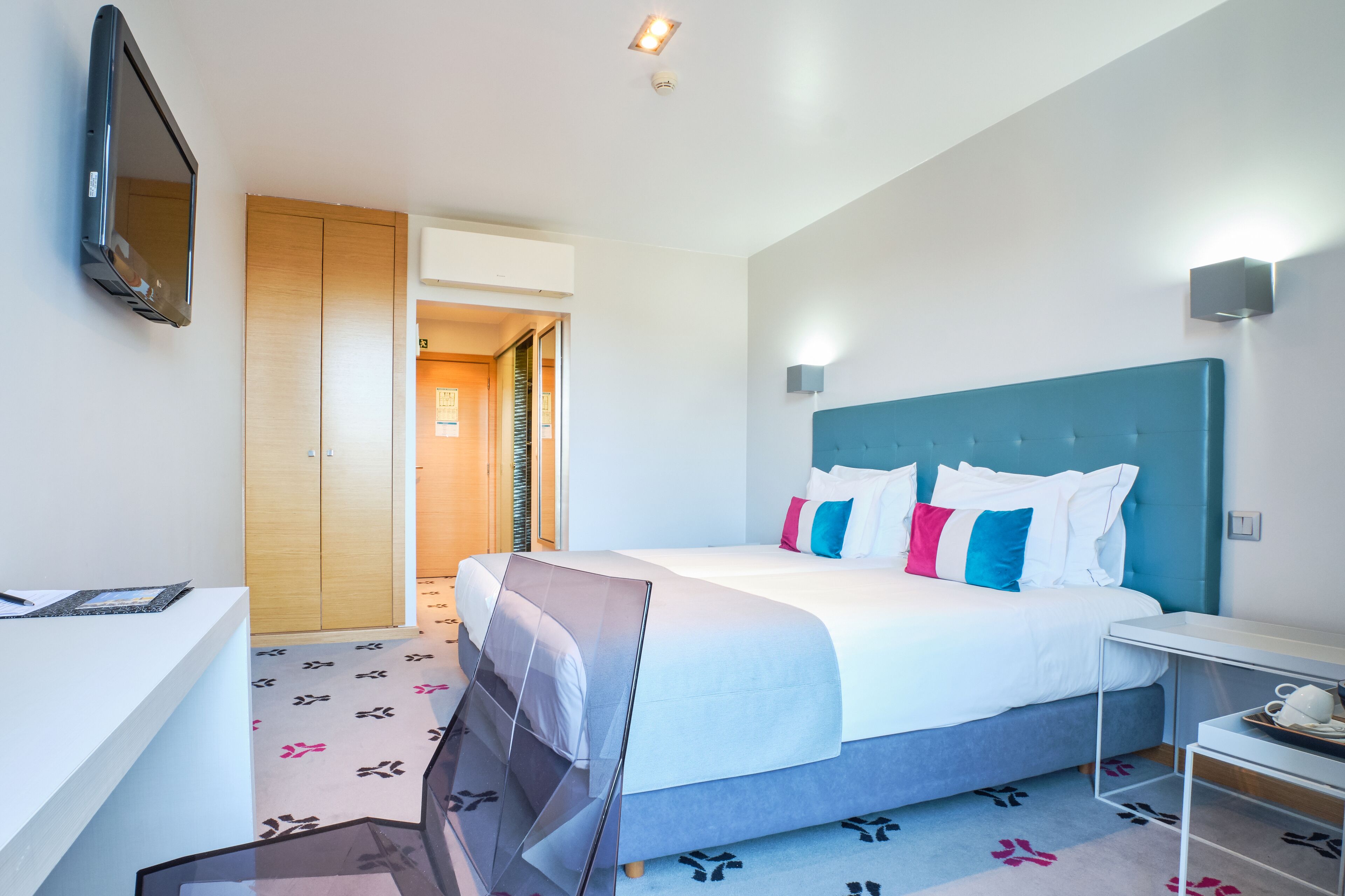 double or twin room | hypo-allergenic bedding, in-room safe, desk, laptop workspace