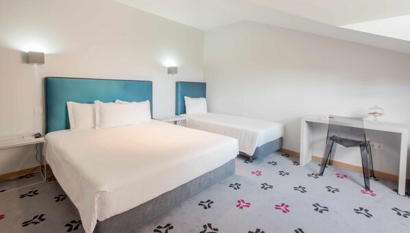 A hotel room with a large bed, a smaller bed, a desk, and a chair. - Sintra Bliss Hotel (Sintra)