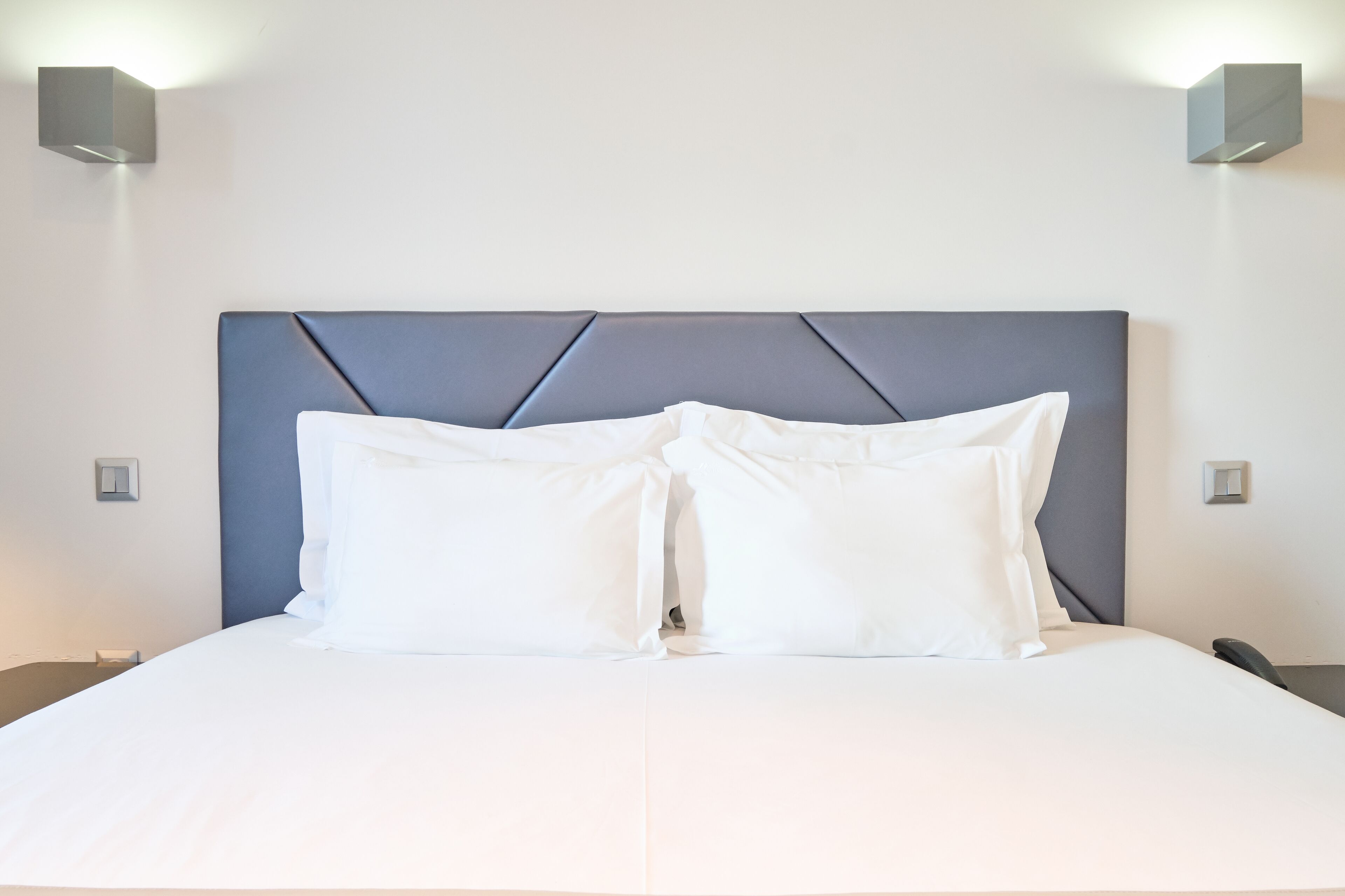 single room | hypo-allergenic bedding, in-room safe, desk, laptop workspace