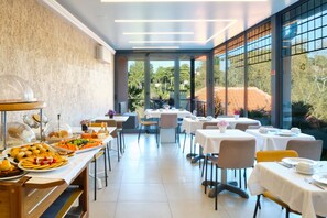Daily continental breakfast (EUR 10 per person) - Sintra Bliss Hotel (Sintra)