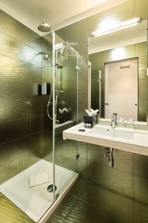 Een douche, een regendouche,  milieuvriendelijk toiletgerief