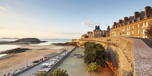 Nær stranden, fridykking, snorkling og brettseiling