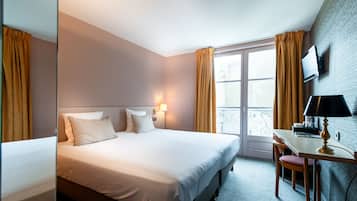 Standaard kamer, gedeeltelijk uitzicht op zee | 1 slaapkamer, luxe beddengoed, een kluis op de kamer, een bureau