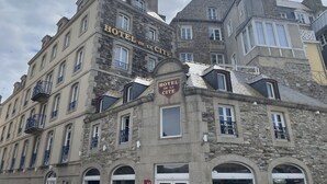 Un edificio histórico con el letrero 