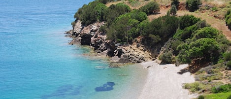 Una spiaggia nelle vicinanze