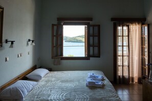 迷你吧、客房内保险箱、办公桌、笔记本电脑工作区