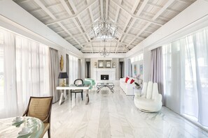 全景雙人或雙床房, 海景 (Seafront Penthouse) | 客廳 | 60-公分電視、衛星頻道、辦公室