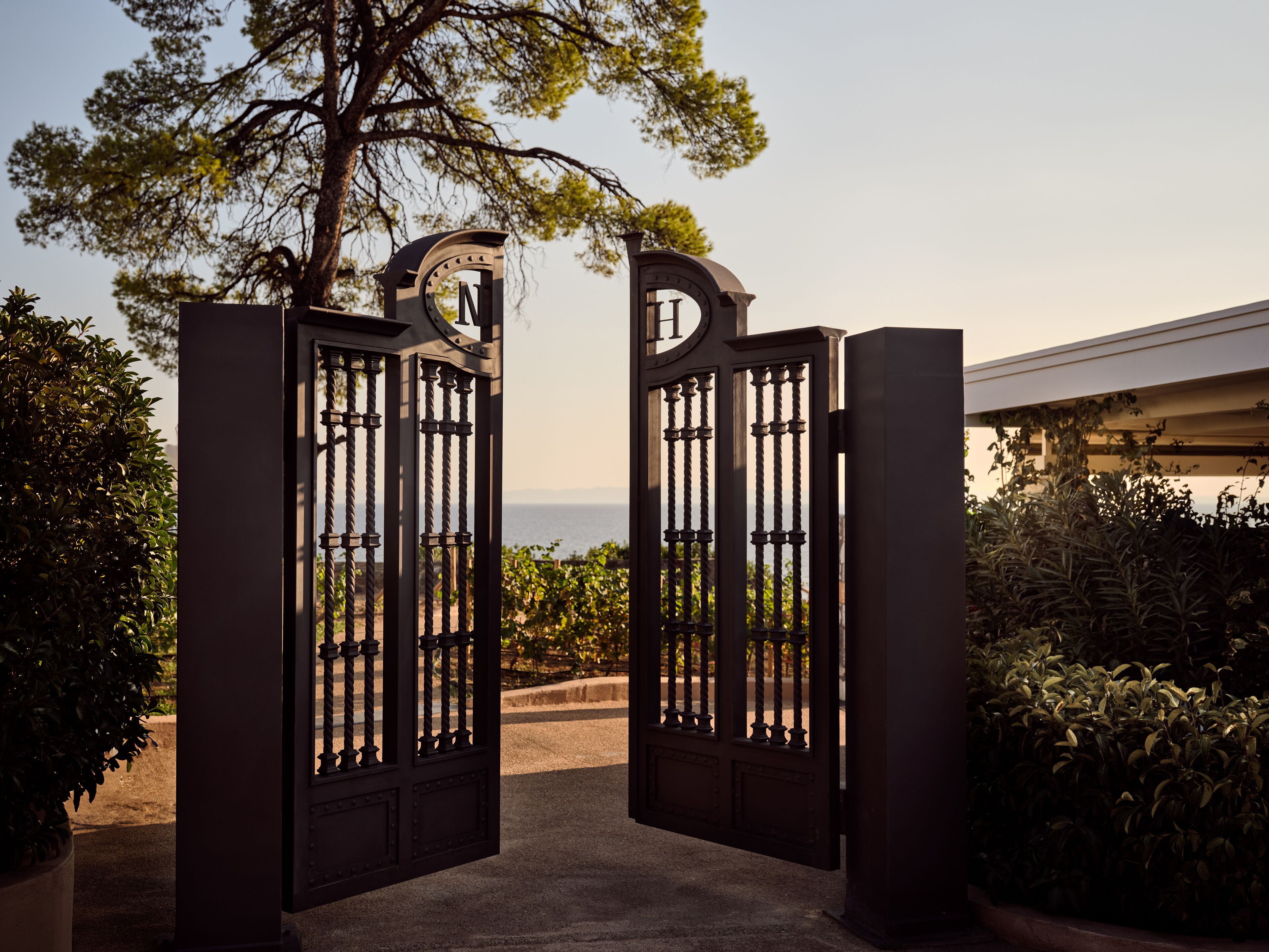 3 restaurants, lunch, dinner served; greek cuisine