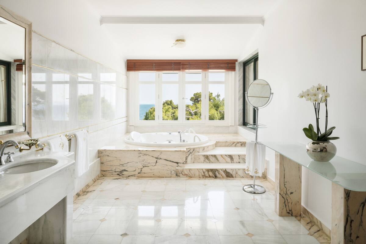 panoramic penthouse, sea view (mediterranean) | bathroom | separate bathtub and shower, deep-soaking bathtub, rainfall showerhead