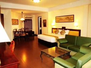 Minibar, free WiFi - Losari Beach Hotel (Makassar)