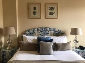 Standaard tweepersoonskamer | Individueel gedecoreerd, een bureau, een strijkplank/strijkijzer