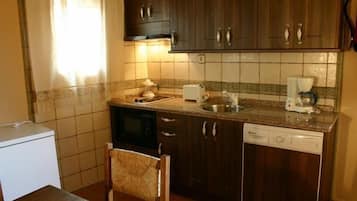 Großer Kühlschrank, Mikrowelle, Herdplatte, Espressomaschine
