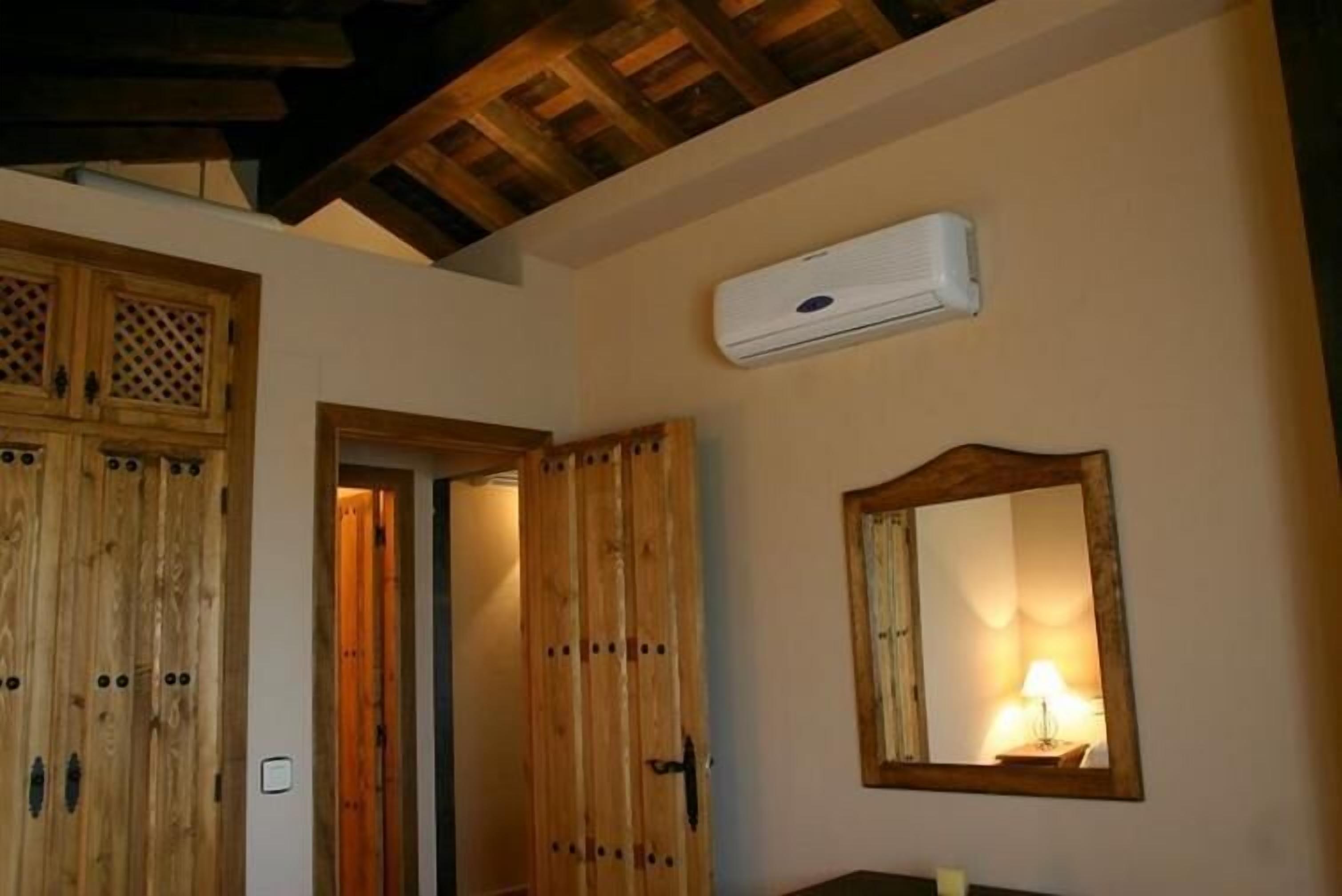 고급 침구, 책상, 노트북 작업 공간, 암막 커튼