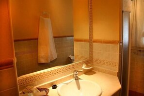 Shower, free toiletries, hair dryer