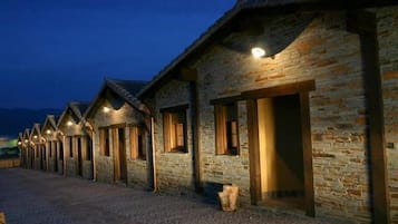 Fachada da propriedade à noite