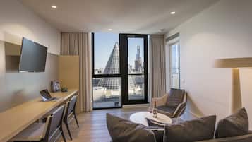 Apartamento familiar, 2 habitaciones | Zona de estar | Televisión LED de 32 pulgadas con canales digitales, una televisión