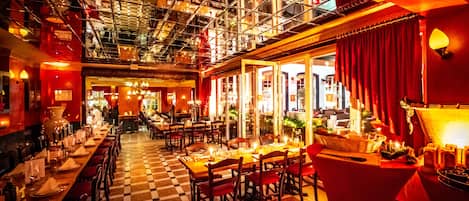 Σερβίρεται πρωινό, μεσημεριανό και βραδινό, με ιταλική κουζίνα