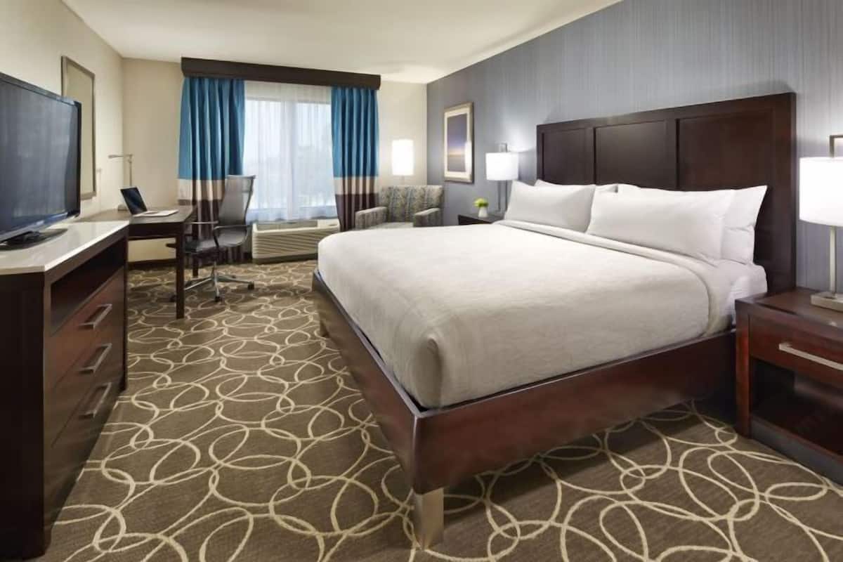 Down comforters, in-room safe, desk, blackout drapes