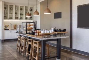 Desayuno buffet diario (USD 22 por persona)