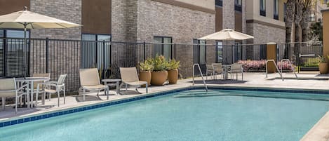 Piscine extérieure, parasols de plage, chaises longues