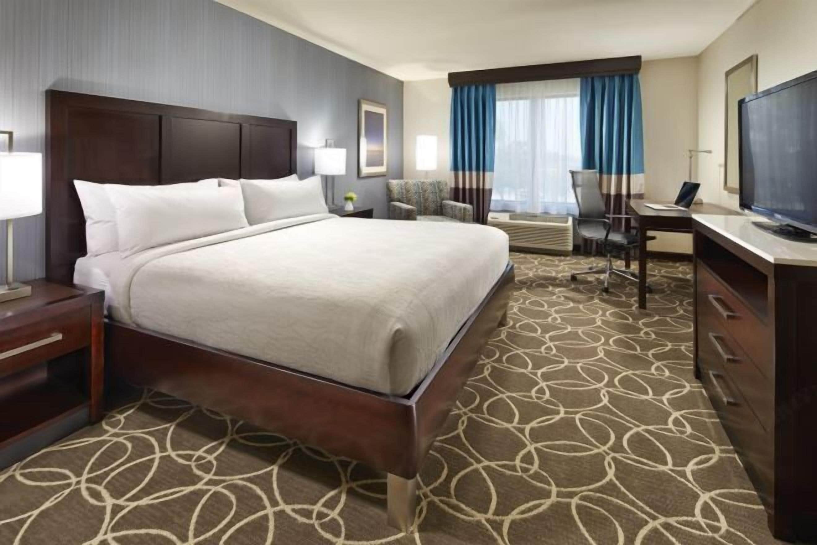 羽絨被、客房內保險箱、書桌、遮光布/窗簾