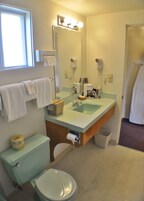 Un baño con inodoro, lavabo y espejo.